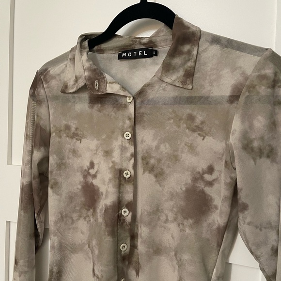 ***SOLD****MOTEL ROCKS Button Down Top 🥑 - Picture 3 of 6